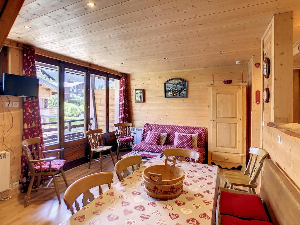 un salon avec une table, des chaises et un canapé dans l'établissement Edelweiss- appartement - 7pers -proche centre, aux Gets