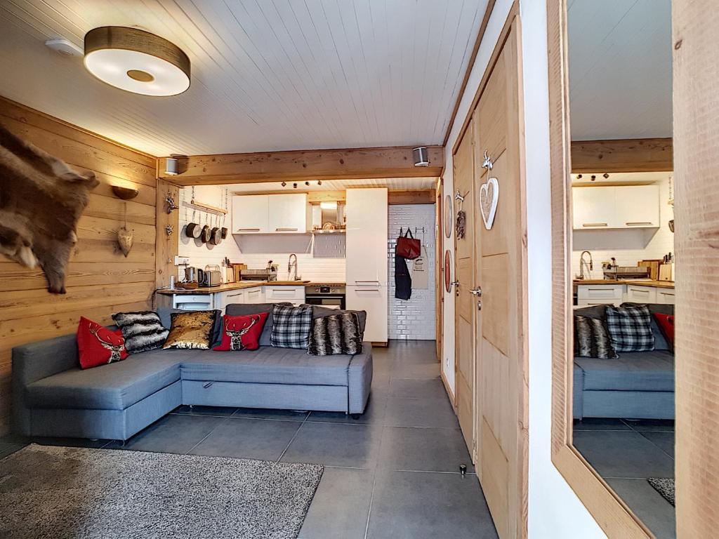 un salon avec deux canapés et une cuisine dans l'établissement Montana - appartement - 6pers - proche centre, aux Gets