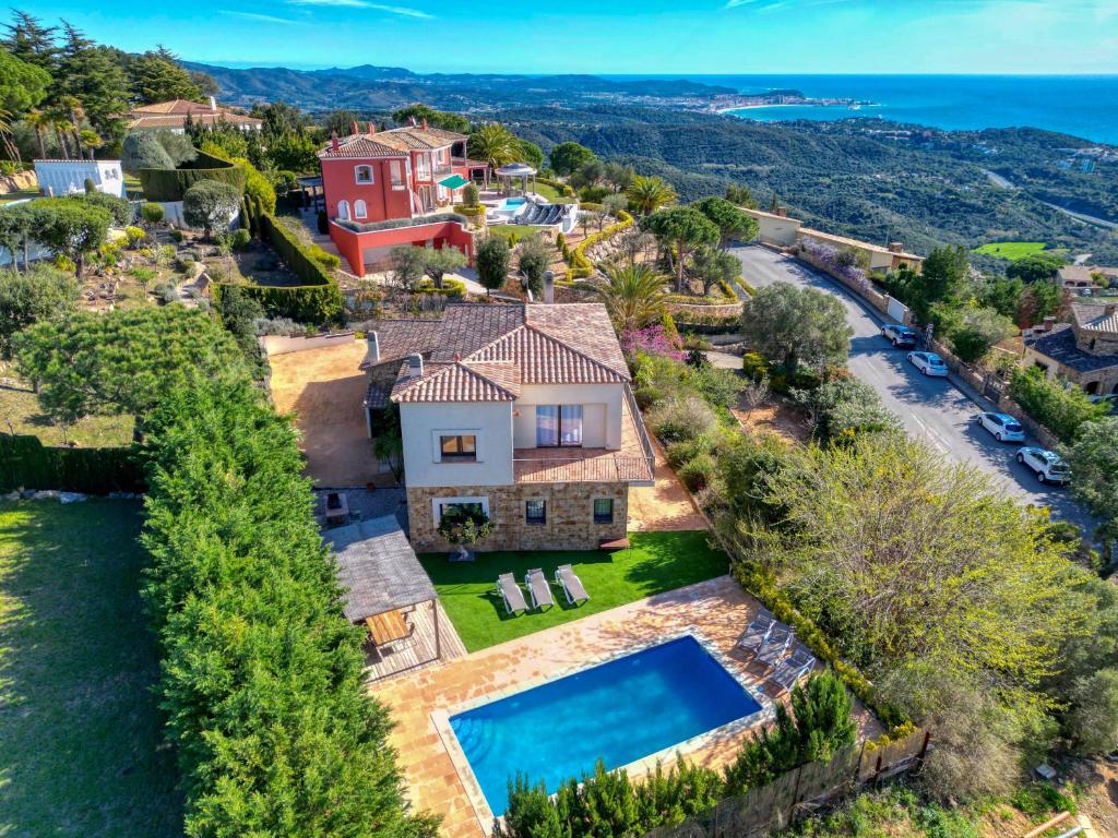 vista aerea di una casa con piscina di Casa Mas Nou a Platja  d'Aro