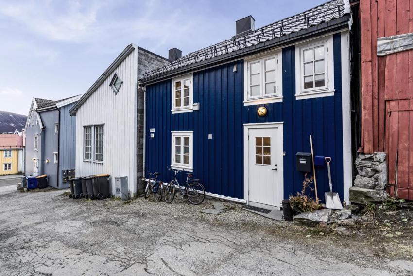 a blue building with bikes parked in front of it at Tidligere stall omgjort til koselig hjem i sentrum in Tromsø