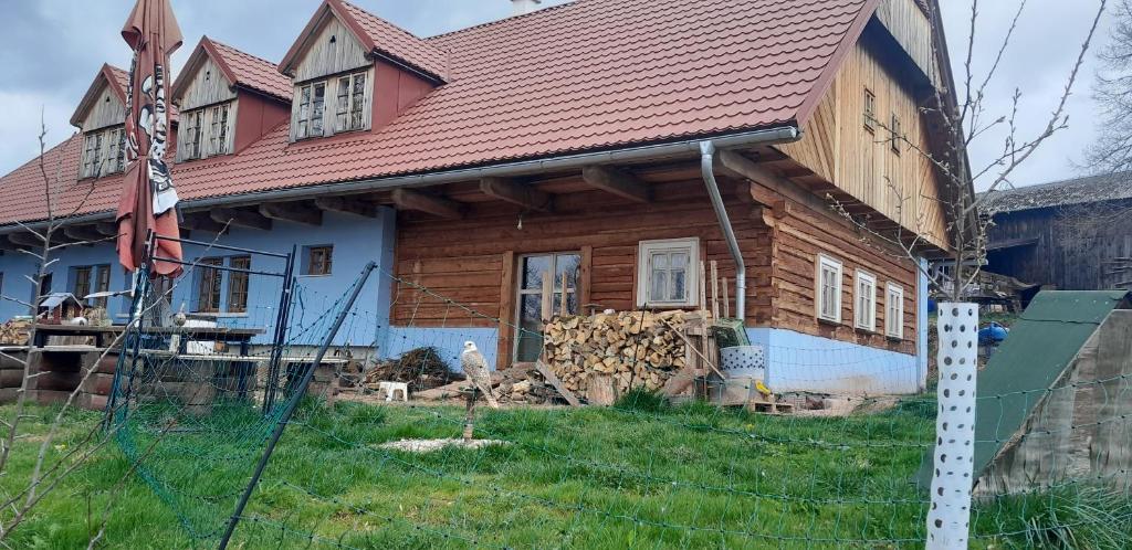 una casa in costruzione con un mucchio di tronchi di Pension Hermína a Jilemnice