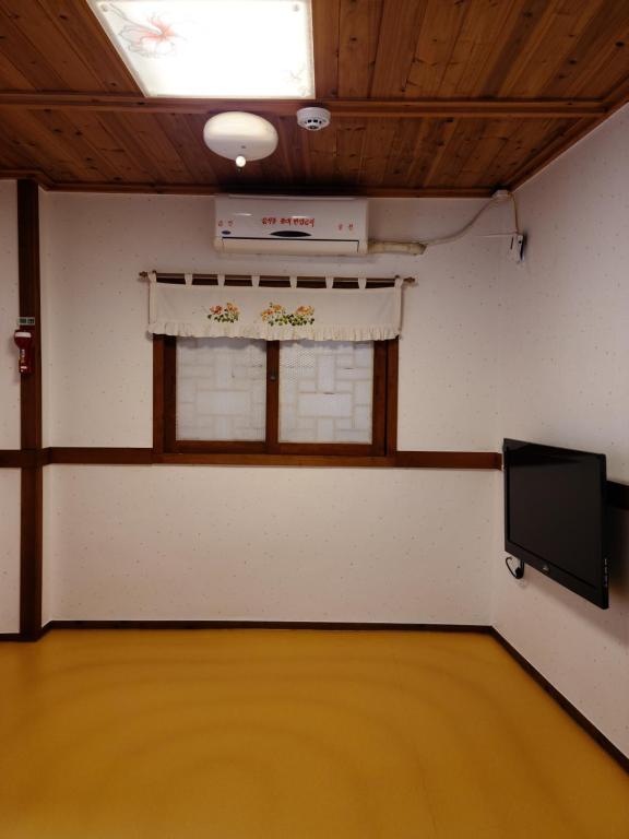 TV&#47;Unterhaltungsangebot in der Unterkunft Hanok Raon