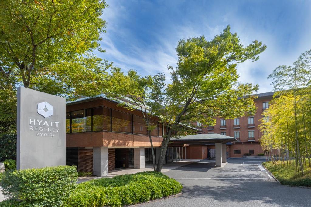 um edifício com um sinal em frente em Hyatt Regency Kyoto em Quioto