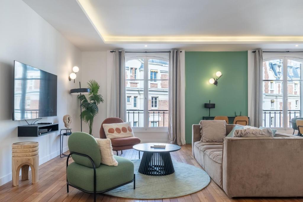 sala de estar con sofá y sillas en Lavie Maison Grandeur Apartment, en Neuilly-sur-Seine