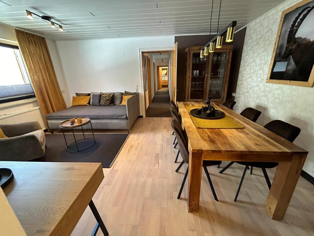 ein Wohnzimmer mit einem Tisch und einem Sofa in der Unterkunft Chalet 1480 in Gaschurn