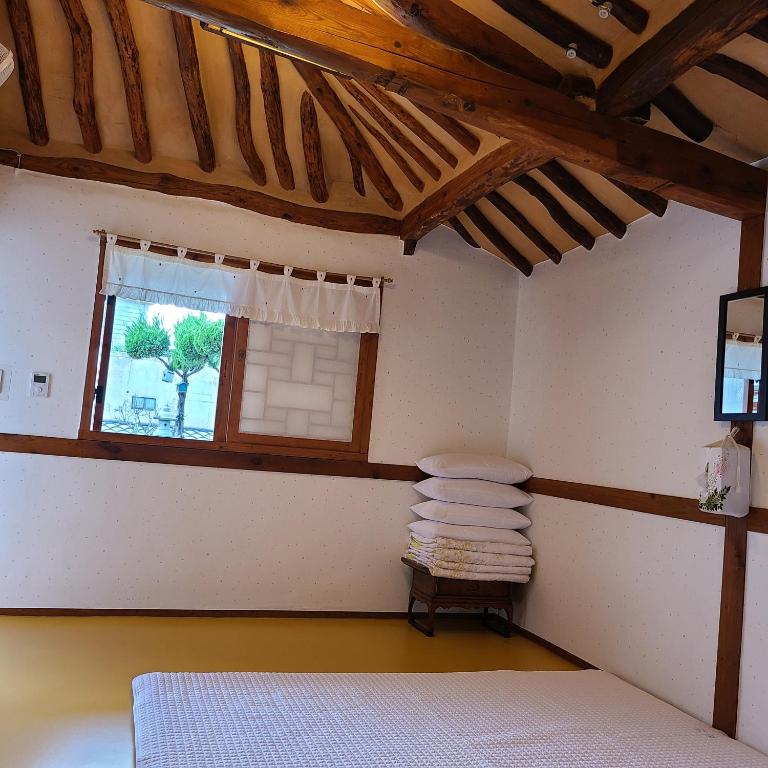 Postel nebo postele na pokoji v ubytování Hanok Raon