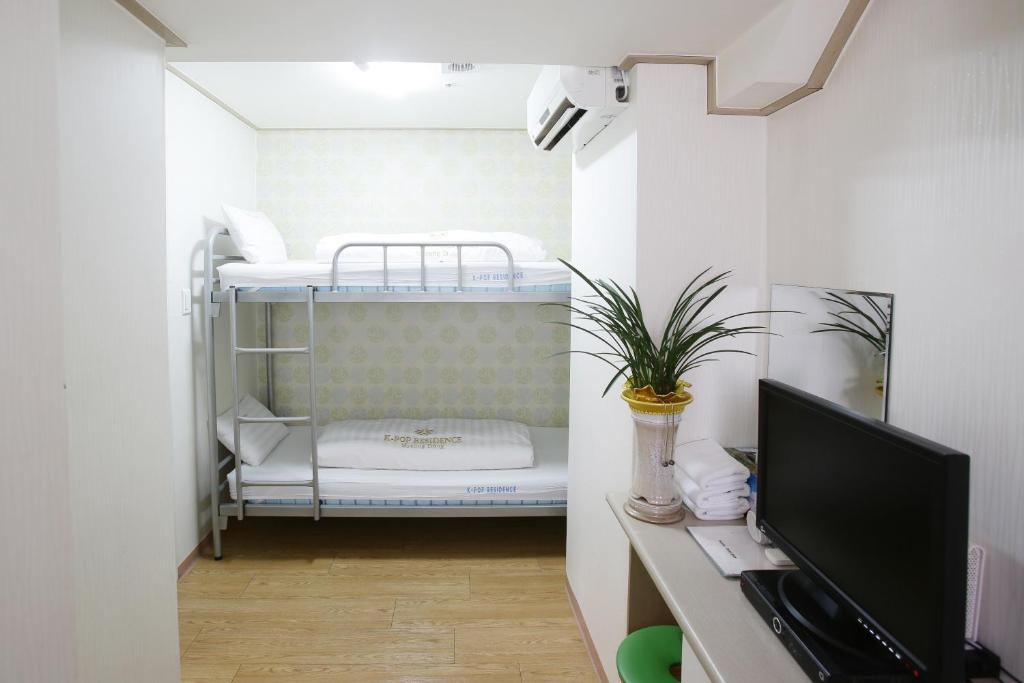 Postel nebo postele na pokoji v ubytování K-POP Residence Myeongdong 1