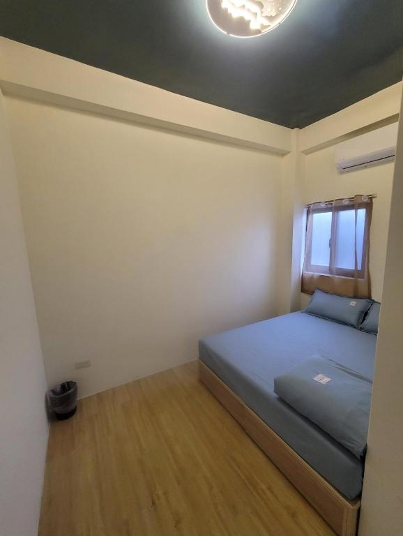 Postel nebo postele na pokoji v ubytování sky blue hostel