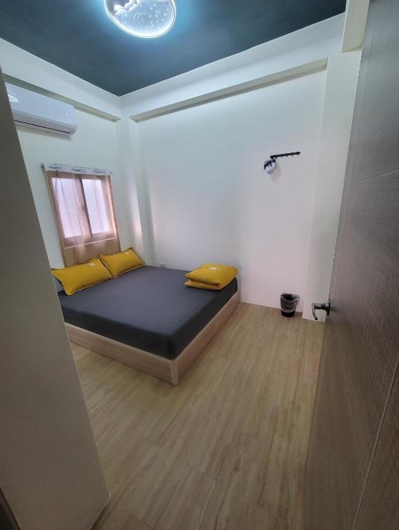 Postel nebo postele na pokoji v ubytování sky blue hostel
