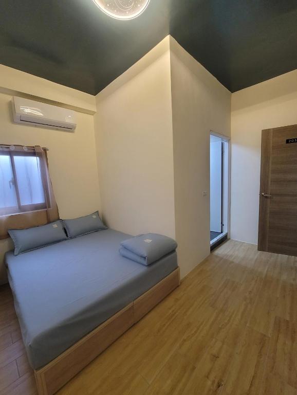 Postel nebo postele na pokoji v ubytování sky blue hostel