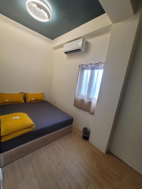 Postel nebo postele na pokoji v ubytování sky blue hostel