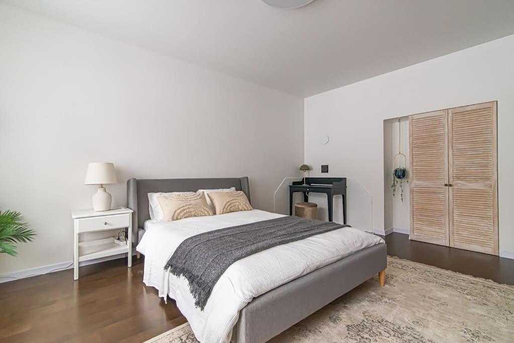 Cama ou camas em um quarto em Stylish & Cozy Uzupis Apartment by URBAN RENT