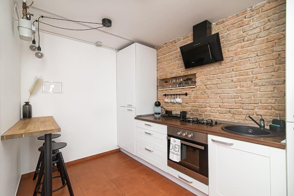 A cozinha ou cozinha compacta de Stylish & Cozy Uzupis Apartment by URBAN RENT