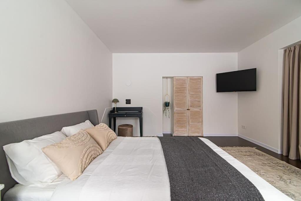 Cama ou camas em um quarto em Stylish & Cozy Uzupis Apartment by URBAN RENT