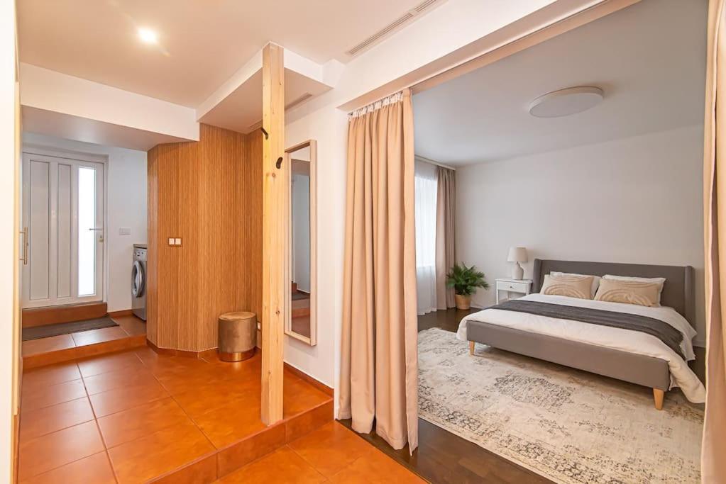 Cama ou camas em um quarto em Stylish & Cozy Uzupis Apartment by URBAN RENT