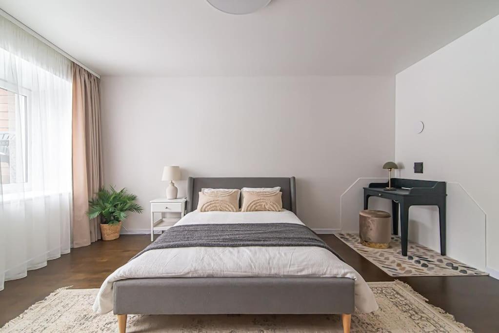 Cama ou camas em um quarto em Stylish & Cozy Uzupis Apartment by URBAN RENT