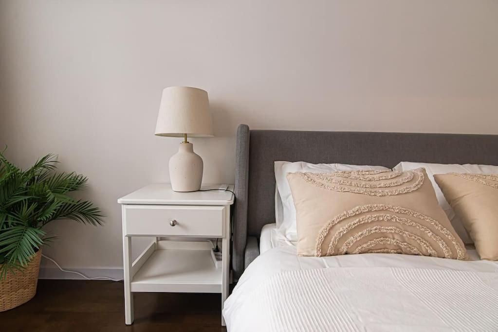 Cama ou camas em um quarto em Stylish & Cozy Uzupis Apartment by URBAN RENT