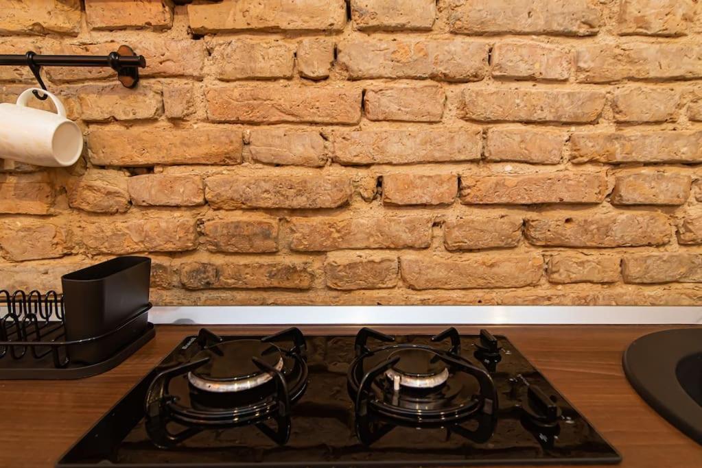 A cozinha ou cozinha compacta de Stylish & Cozy Uzupis Apartment by URBAN RENT
