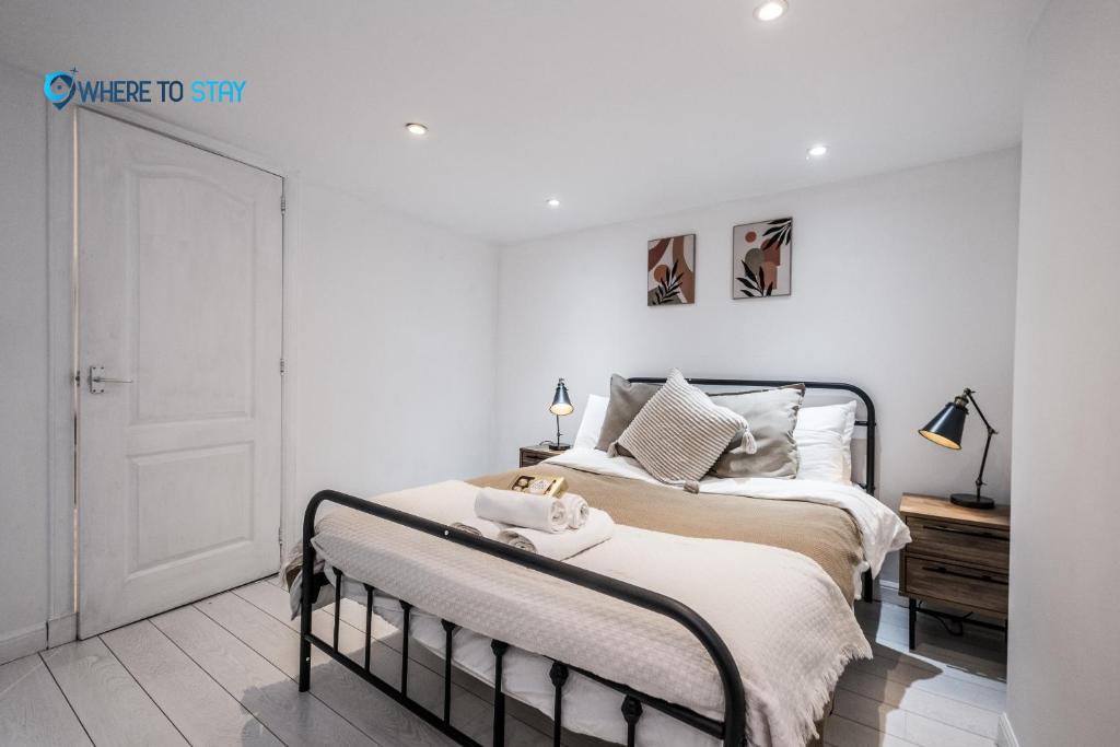 a bedroom with two beds with white walls at Wheretostay 1 bed apartment Aberdeen in Aberdeen