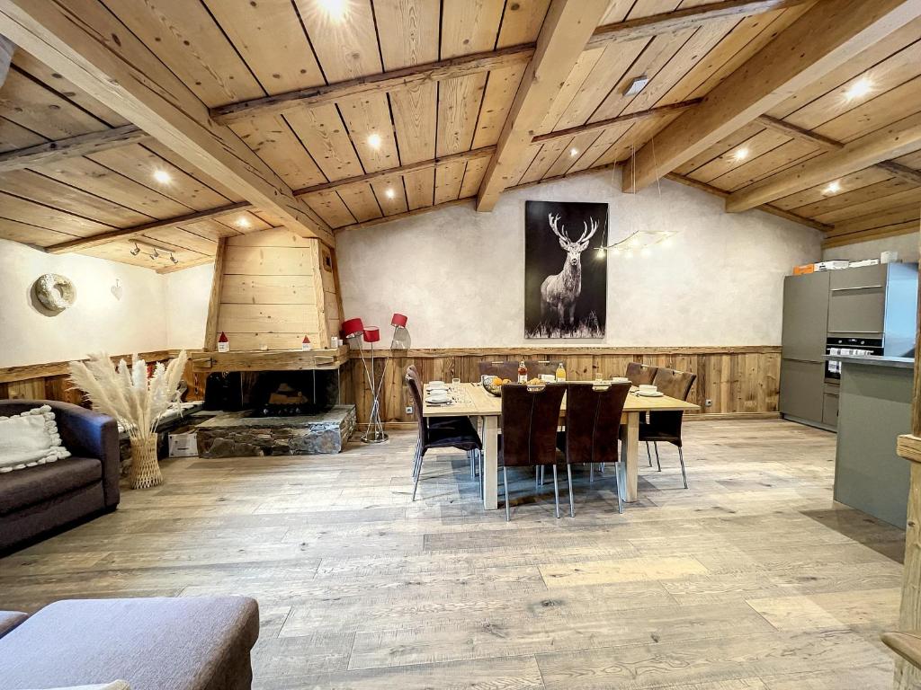 une salle à manger avec une table et une cuisine dans l'établissement Chez Louis-appartement-8pers-proche piste, aux Gets