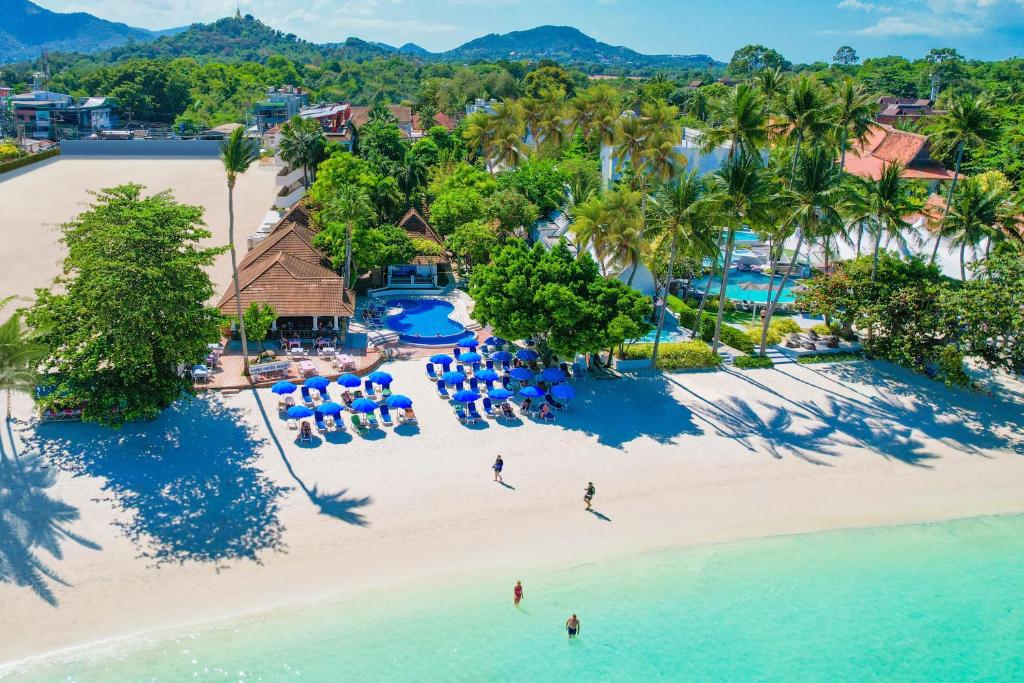 een luchtzicht op het strand van het resort bij Samui Natien Resort in Chaweng Beach