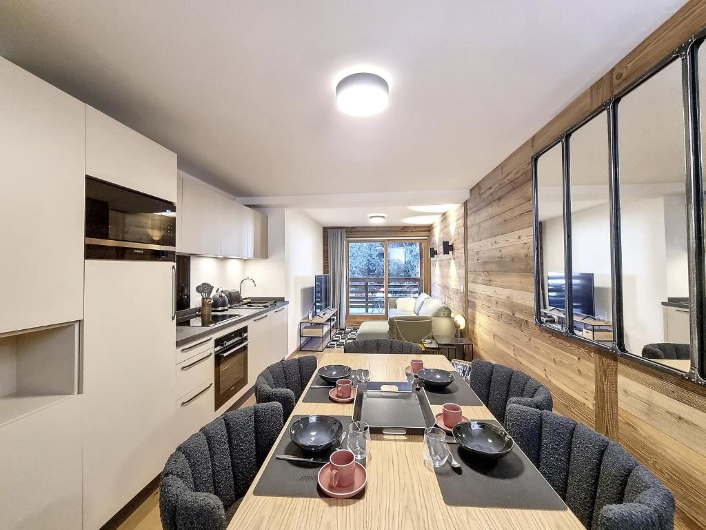 cocina y comedor con mesa larga y sillas en Solaret - appartement- 4pers- Proche Centre, en Les Gets