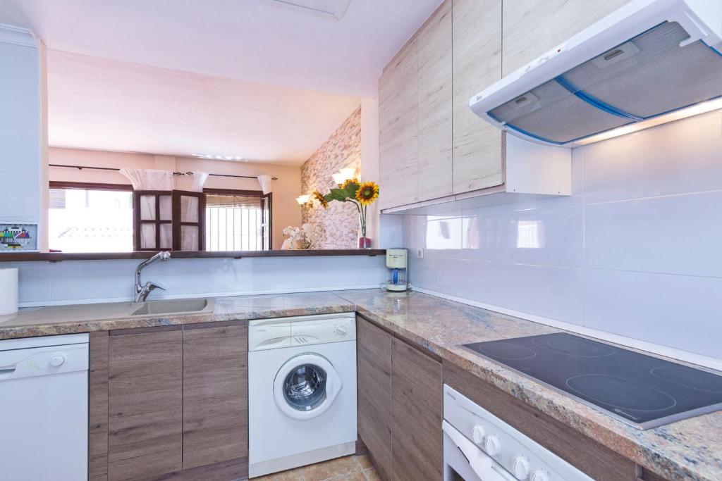 Kuchyňa alebo kuchynka v ubytovaní Large townhouse Marbella golden mile