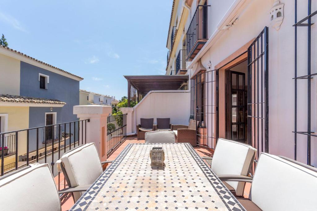Balkón alebo terasa v ubytovaní Large townhouse Marbella golden mile