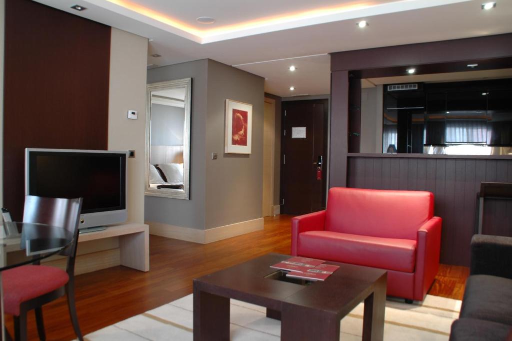 TV a/nebo společenská místnost v ubytování Washington Parquesol Suites & Hotel