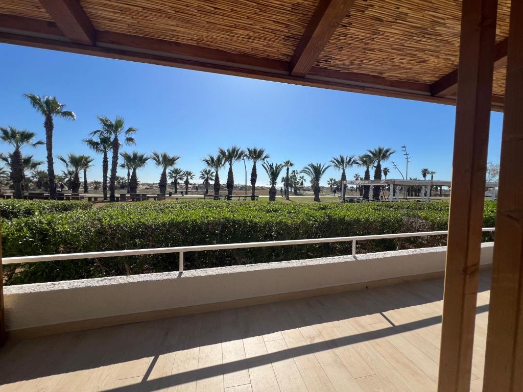 A balcony or terrace at Pensión La Ola