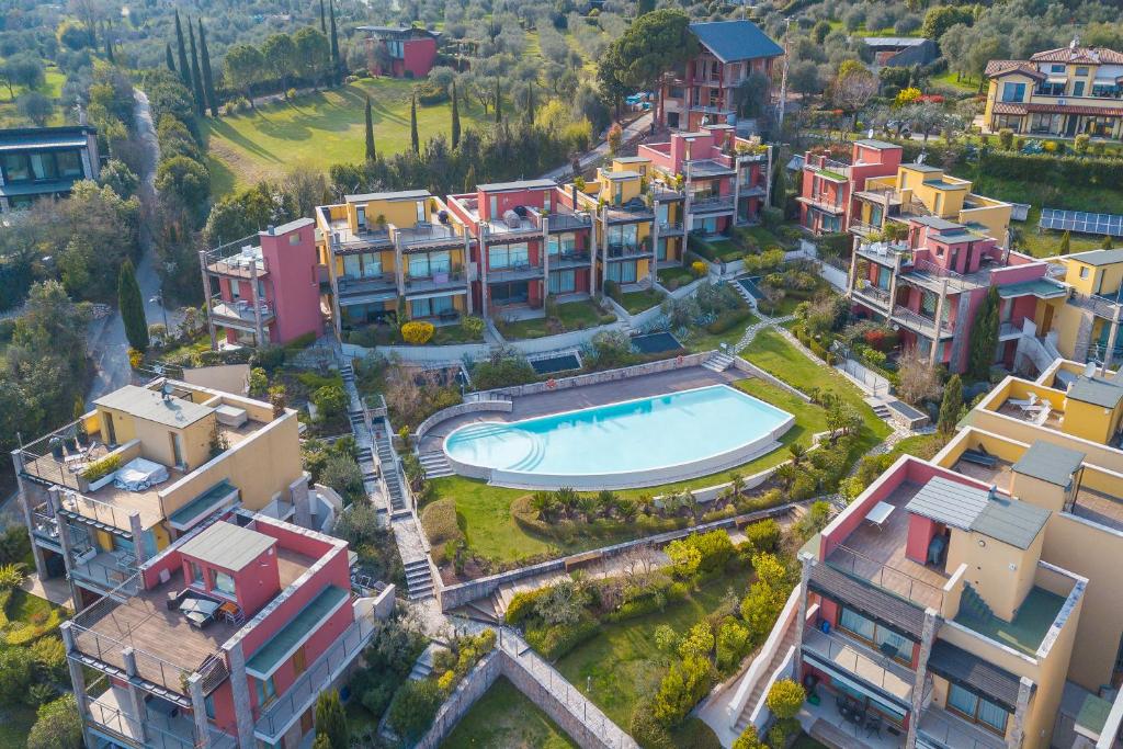 - une vue aérienne sur un complexe d'appartements avec une piscine dans l'établissement La Casa di Gioia with shared pool - Happy Rentals, à Toscolano Maderno