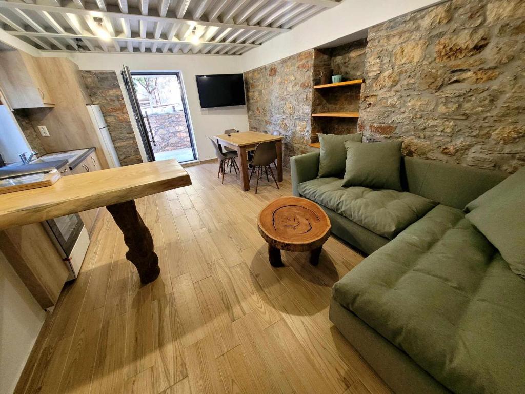 salon z kanapą i stołem w obiekcie Danai Traditional Apartment w mieście Samos