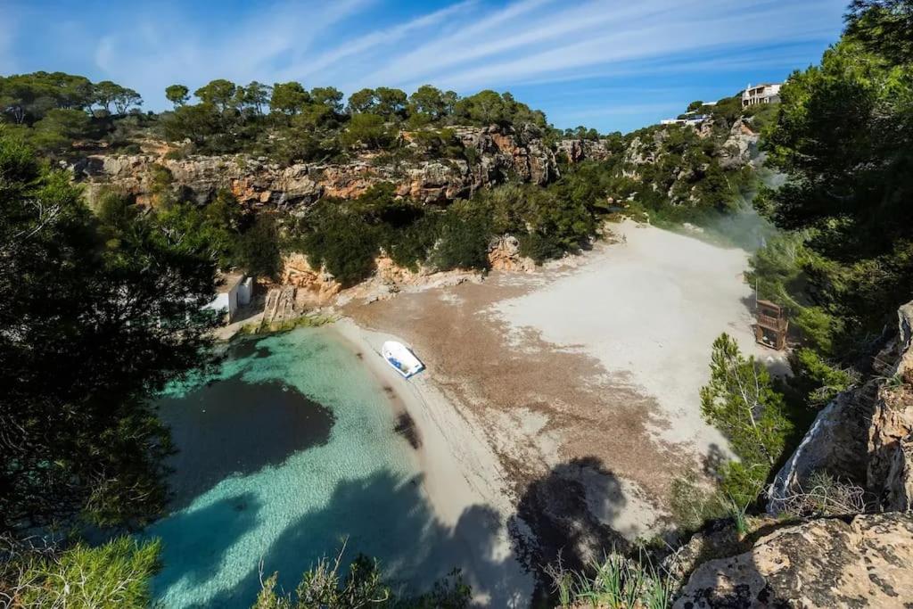 eine Luftansicht auf einen Strand mit einem Boot darauf in der Unterkunft CalaPi One vistas Mar. in Cala Pi