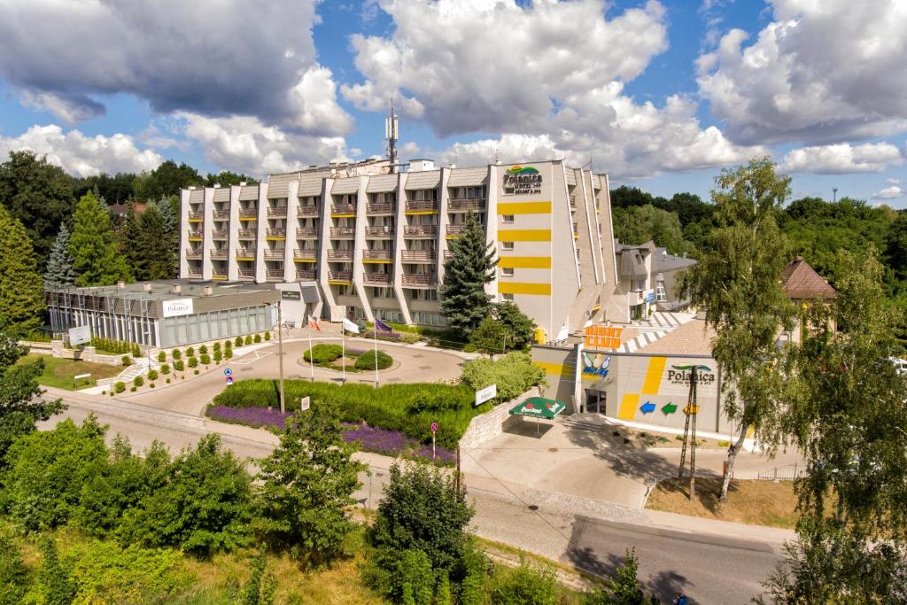 widok z powietrza na budynek w mieście w obiekcie Hotel Polanica Resort & Spa w Polanicy Zdroju