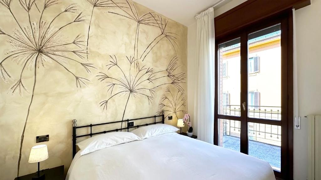 ein Schlafzimmer mit einem großen Bett mit Wandbild in der Unterkunft Int 12 - Appartamento dei Gerani in Bologna