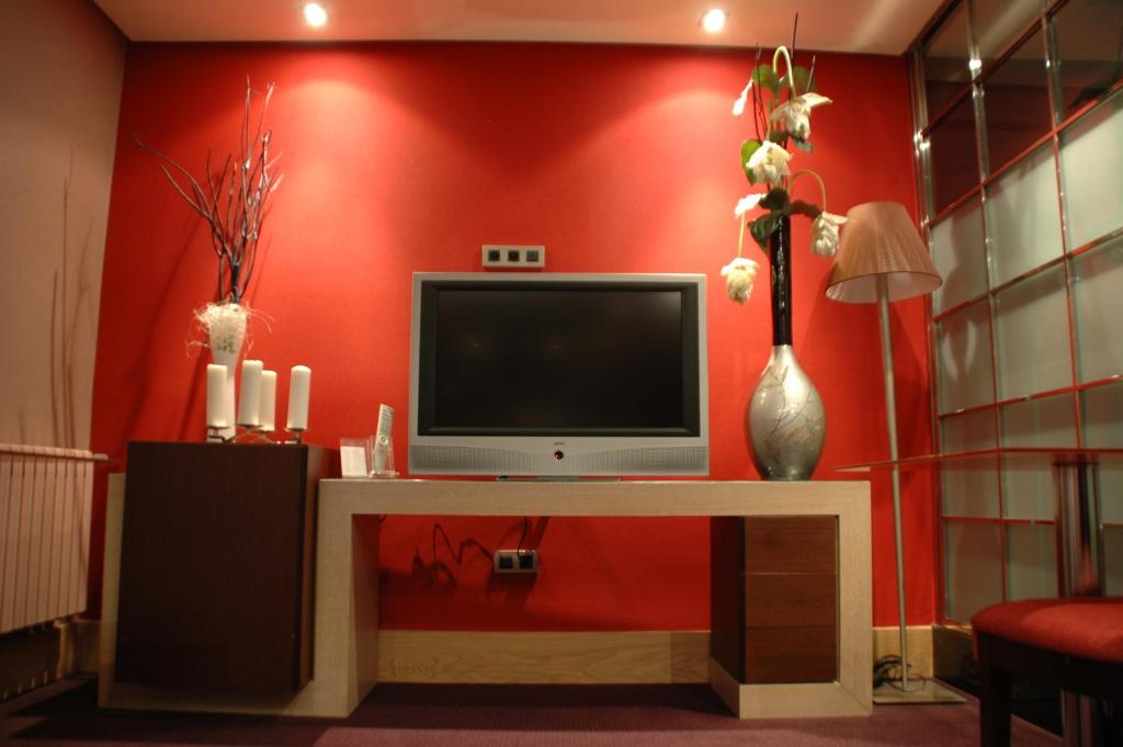 TV a/nebo společenská místnost v ubytování Washington Parquesol Suites & Hotel