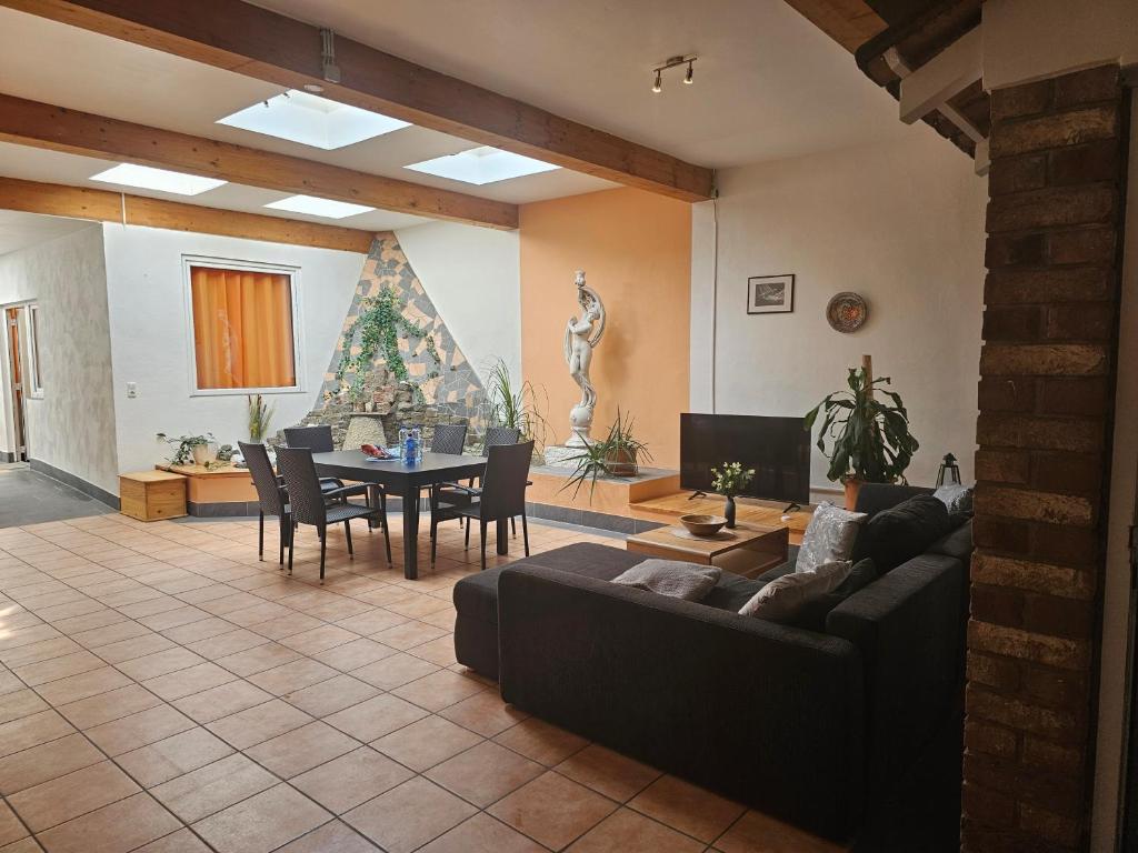 uma sala de estar com um sofá e uma mesa com uma árvore de Natal em 200qm Work and Stay jedes Zimmer mit eigenem Badezimmer, Neu Modernisiert em Eschweiler