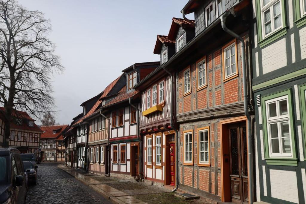 une rangée de bâtiments en bois dans une rue dans l'établissement Ferienhaus Anno 1720, à Wernigerode