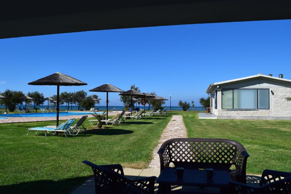 Bazén v ubytování S&C Kosmos Beach Resort nebo v jeho okolí