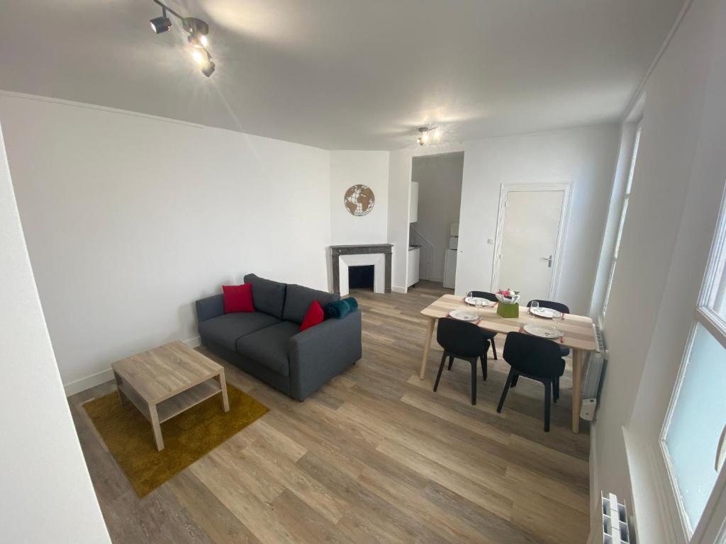un salon avec un canapé et une table dans l'établissement Nouveau - Maisonnette 4 pers., à Blois
