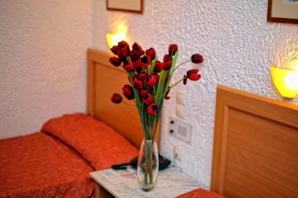 Karteros Hotel - Sala De Economía Con Vista Al Jardín