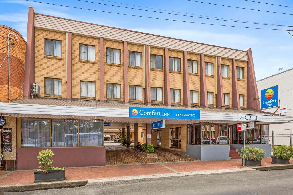 un edificio de oficinas en la esquina de una calle en Comfort Inn Centrepoint Motel, en Lismore