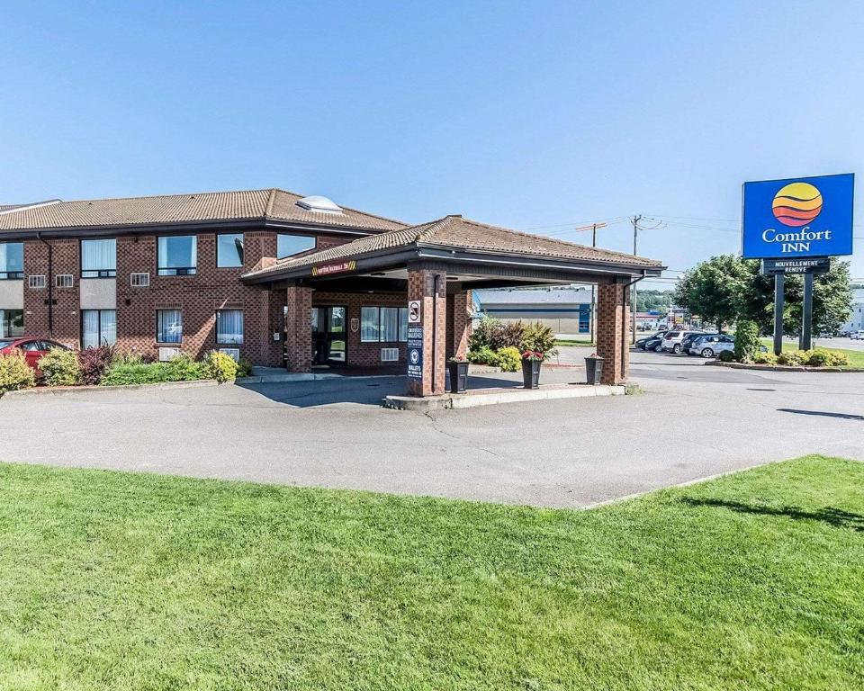 un bâtiment avec un panneau devant lui dans l'établissement Comfort Inn Riviere-du-Loup, à Rivière-du-Loup