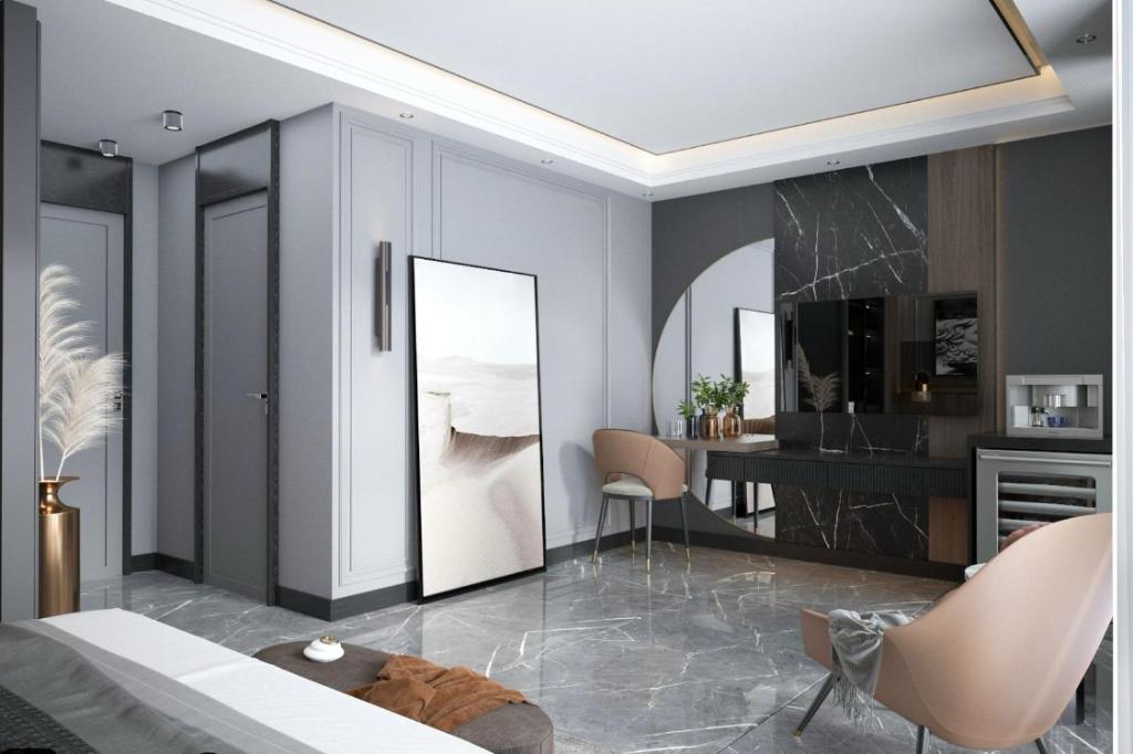 1 dormitorio con cama, escritorio y espejo en TELMESSOS CİTY HOTEL en Fethiye