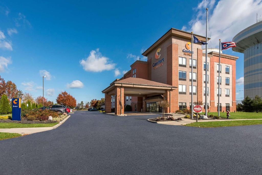 un bâtiment d'hôtel avec un panneau d'arrêt devant lui dans l'établissement Comfort Suites Columbus East Broad, à Columbus