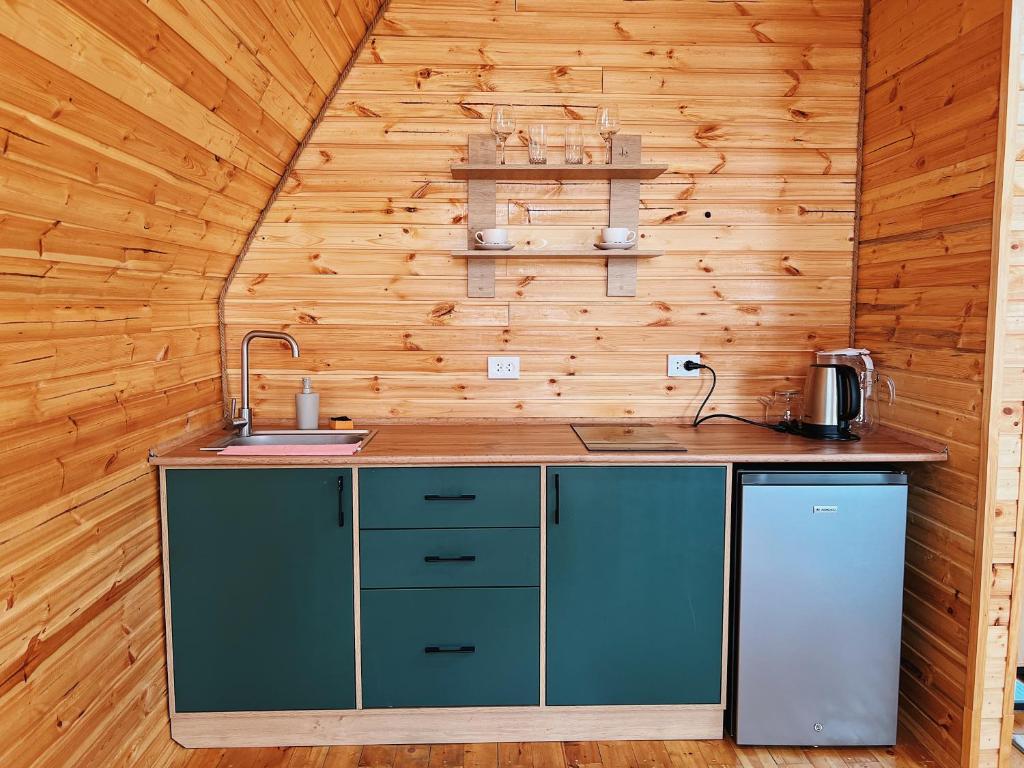 Kuchyň nebo kuchyňský kout v ubytování ALTO Cabins