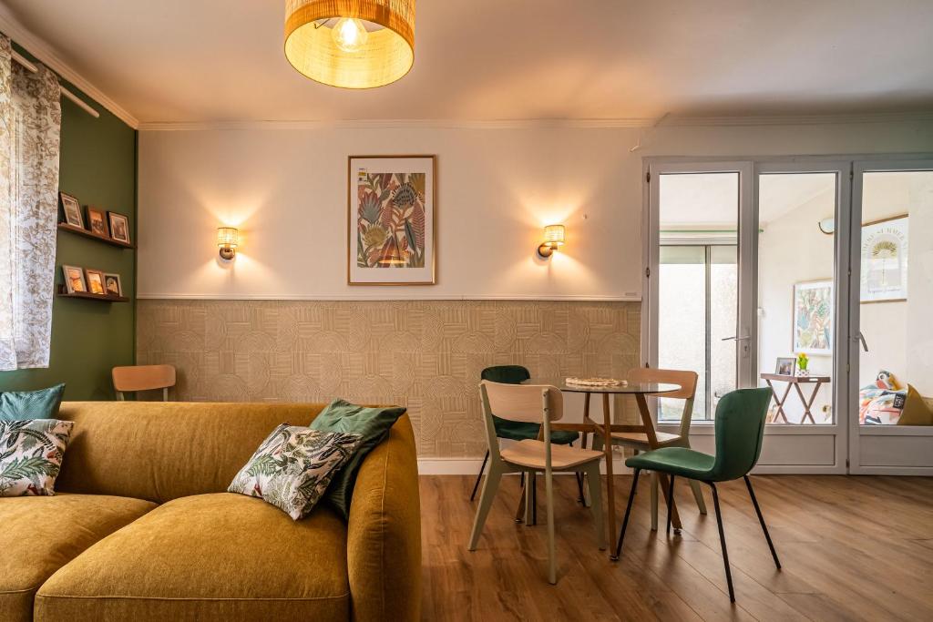 un salon avec un canapé et une table dans l'établissement Oasis Urbaine Narbonne, à Narbonne