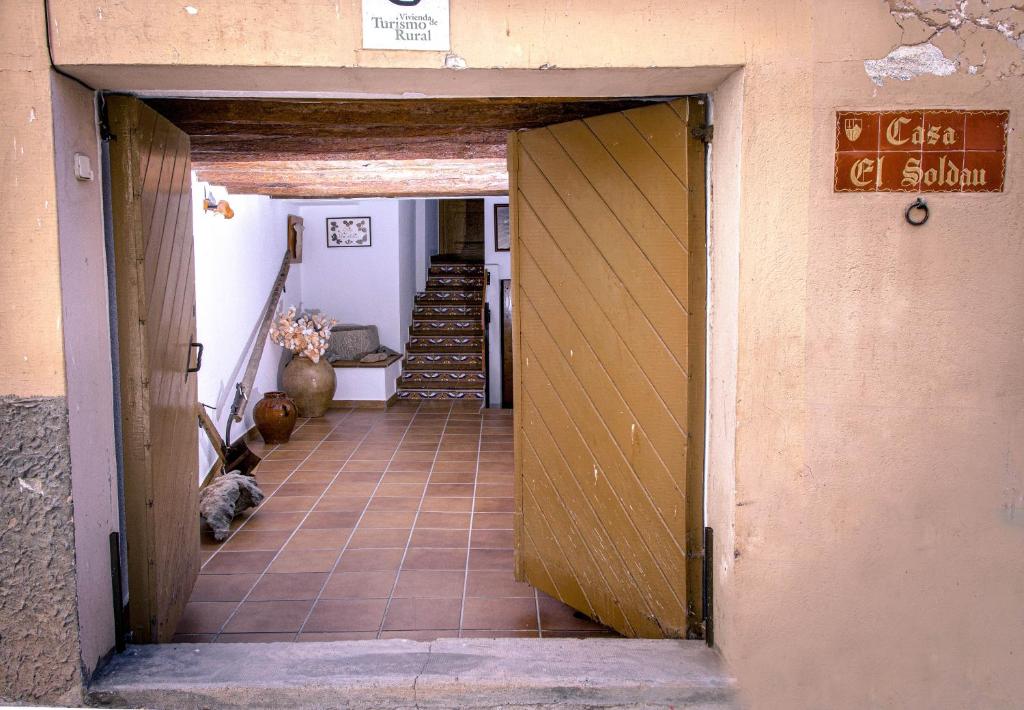 een open deur naar een hal met trappen in een gebouw bij Casa El Soldau in Naval