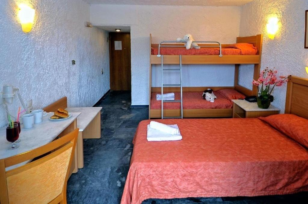 Karteros Hotel - Sala Familiar Con Vista Al Mar