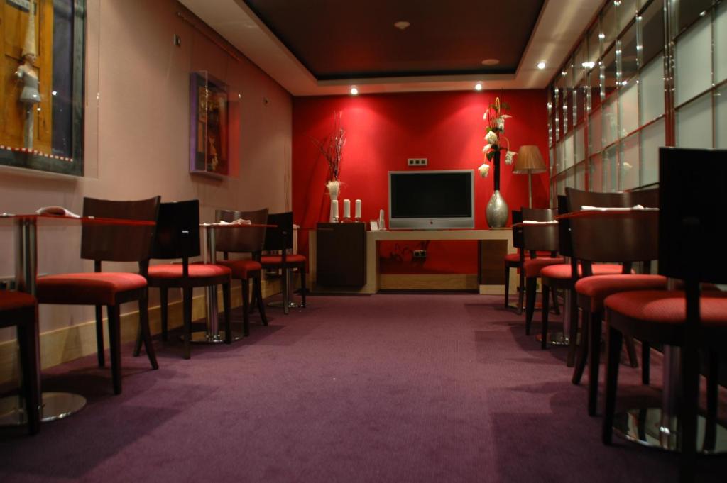 TV a/nebo společenská místnost v ubytování Washington Parquesol Suites & Hotel